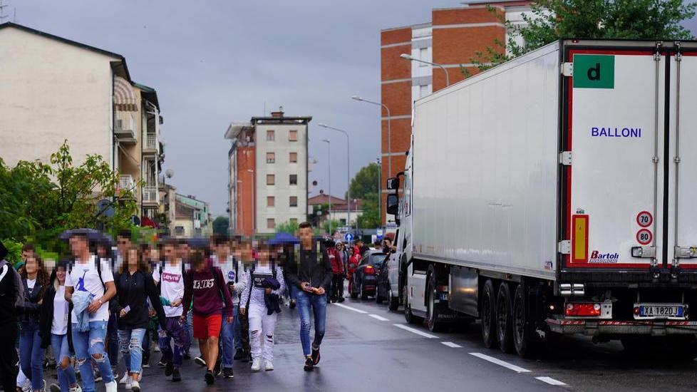 New jersey più alto contro gli attraversamenti dei ragazzi in via Veneto