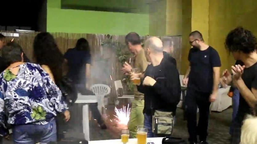 Sigaretta elettronica esplosa al concerto: spunta il filmato