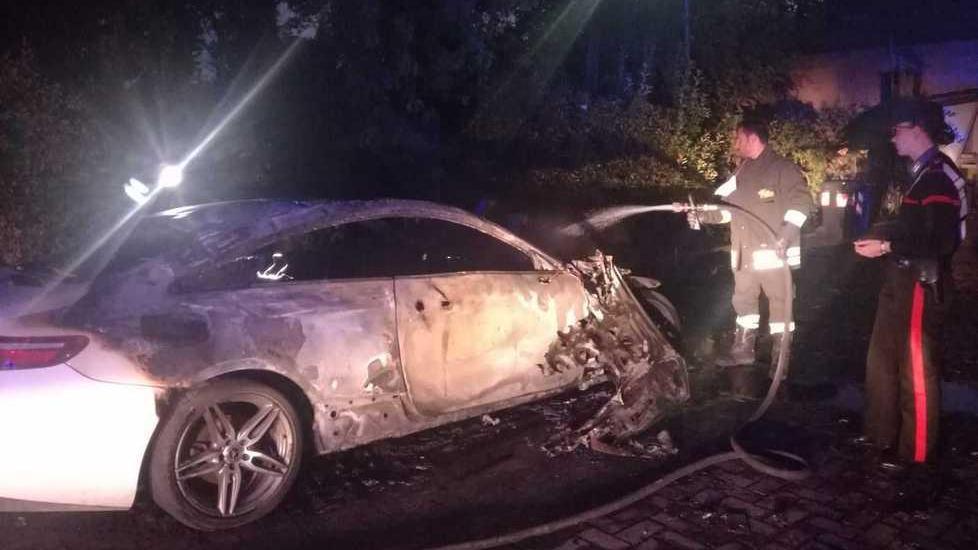 Bruciata la Mercedes di un artigiano Aperta un’inchiesta