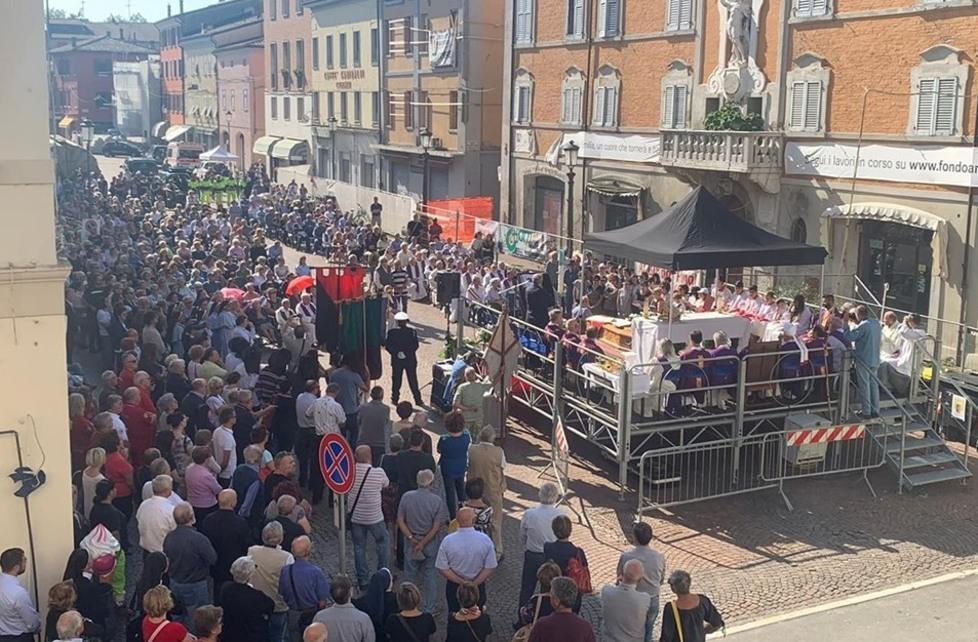 Tutti in piazza per don Oscar
