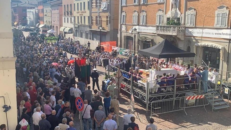 Tutti in piazza per don Oscar