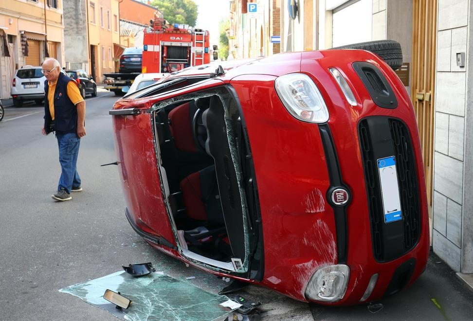 Collisione tra auto con carambola Due feriti non gravi
