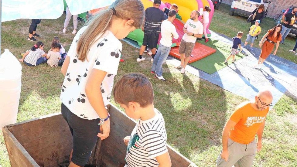 I bambini pigiano l’uva