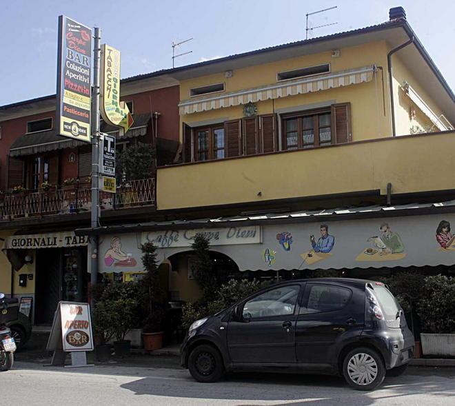 Torna per colpire il barista dopo aver rubato l’incasso 