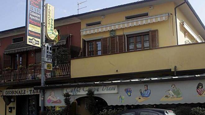 Torna per colpire il barista dopo aver rubato l’incasso