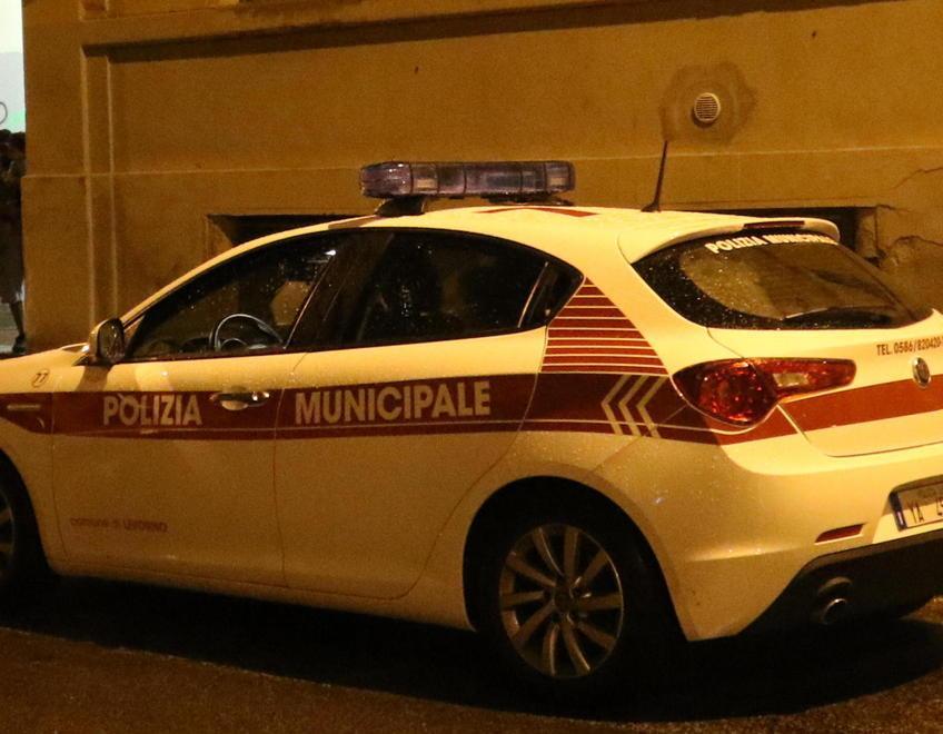 Ispettore dei vigili imputato di violenza: «Voleva baciarmi durante il servizio» 
