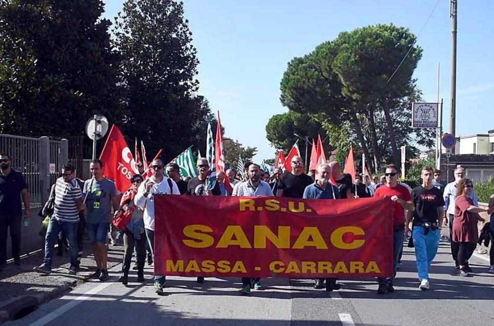 Gli operai della Sanac bloccano l’Aurelia. Poi la notizia: prolungata l’offerta d’acquisto 