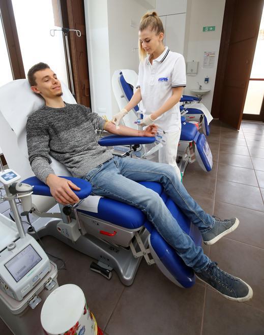 Sangue, sacche in calo: meno donazioni a testa e giovani "out" per tatuaggi 