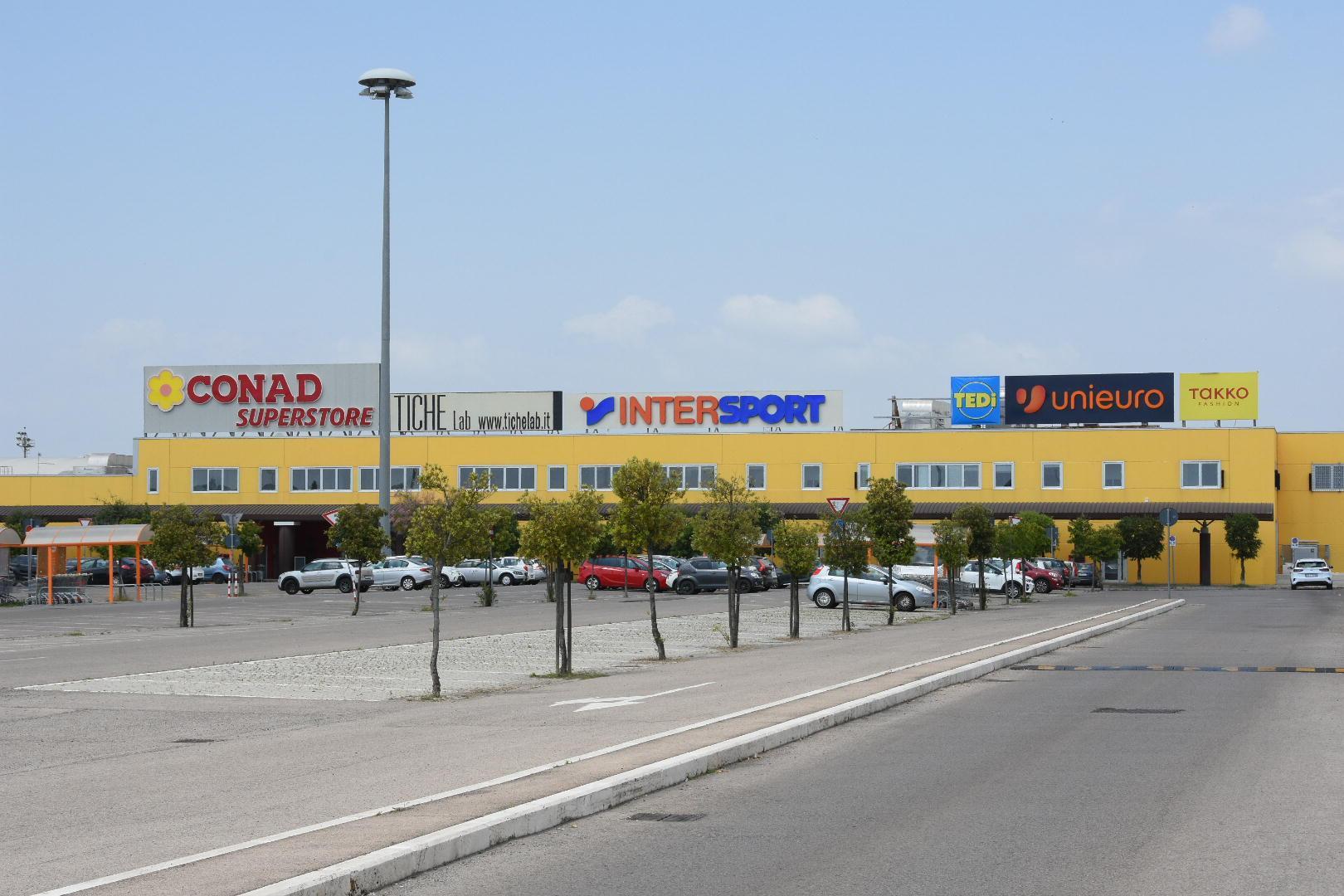Apre negozio di abbigliamento: H&amp;J cerca 10 addetti a Grosseto 