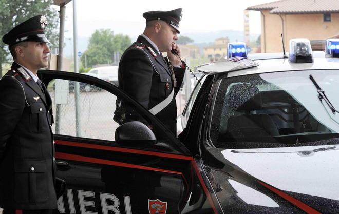 Si sveglia e trova il ladro ai piedi del letto 