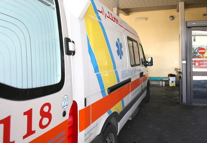 Cade mentre lavora vicino a casa, è grave