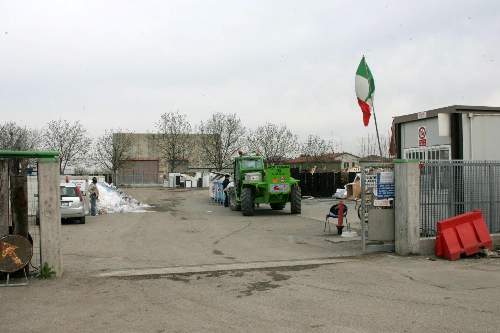 Saccheggia l'isola ecologica: sorpreso con la refurtiva e arrestato 