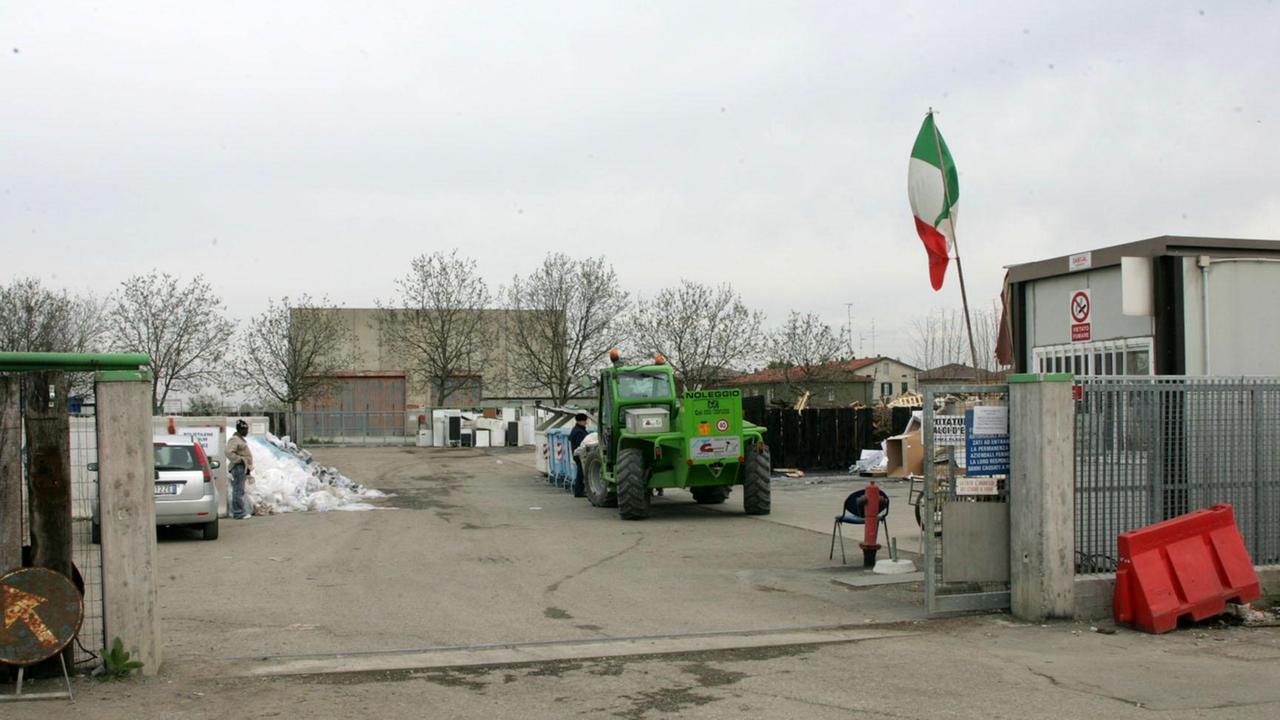 Saccheggia l'isola ecologica: sorpreso con la refurtiva e arrestato