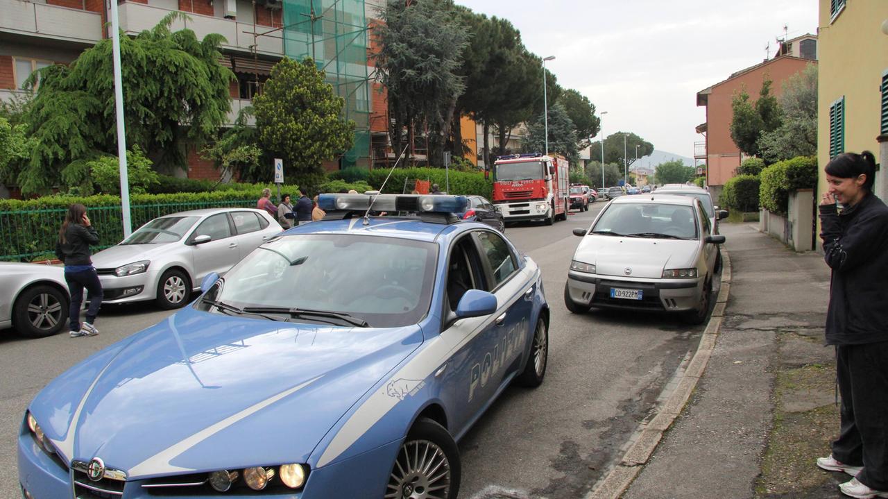 Accoltellato per strada, un passante ferma l'aggressore