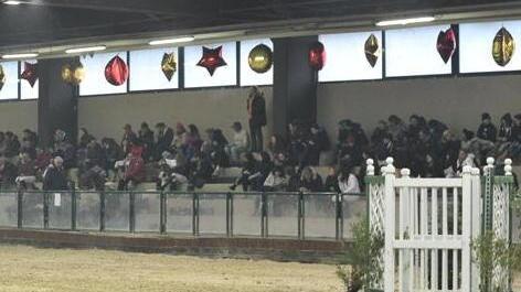 Pubblico ad una manifestazione ippica a “Lo Scoiattolo”