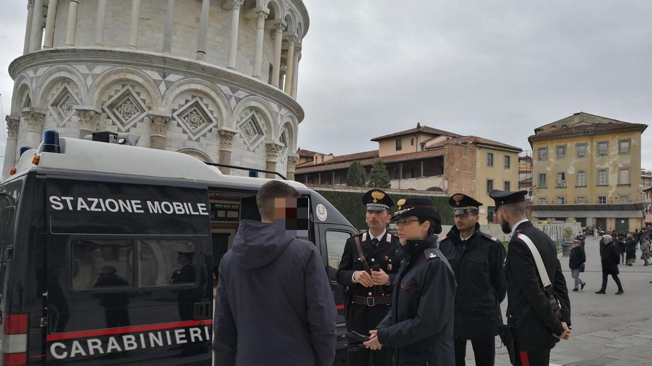 Un servizio di controllo dei carabinieri sotto la Torre (foto d'archivio)