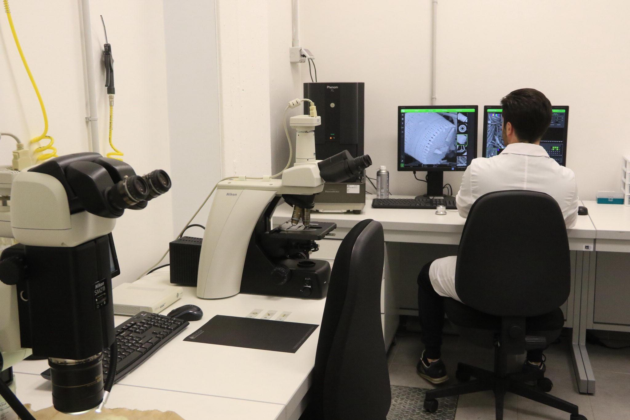 Un tecnico del laboratorio del Buzzi (foto d'archivio)
