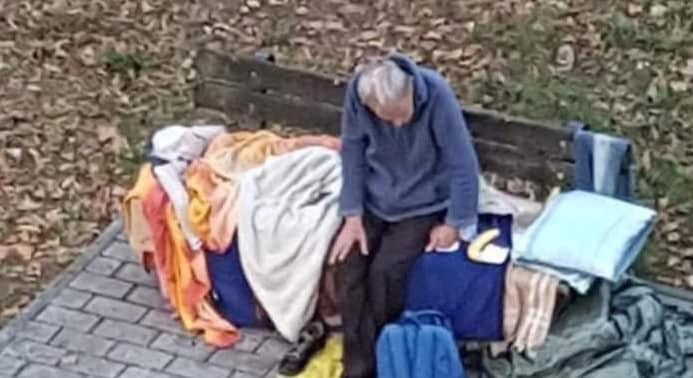 Reggio Emilia, viveva su una panchina a 86 anni: il Comune gli trova una casa 