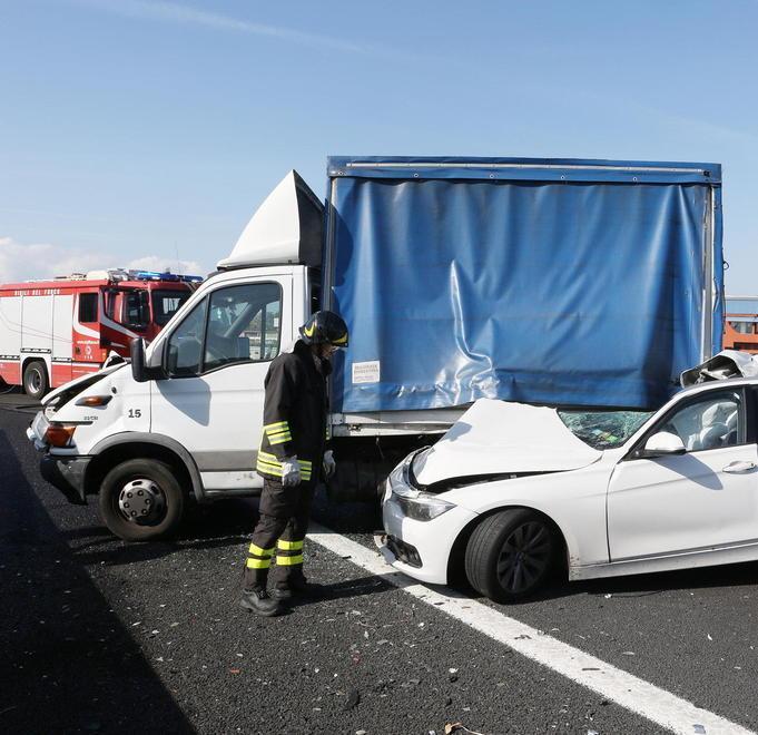 Giornata da incubo sull’A11 tra scontri e mezzi in fiamme 