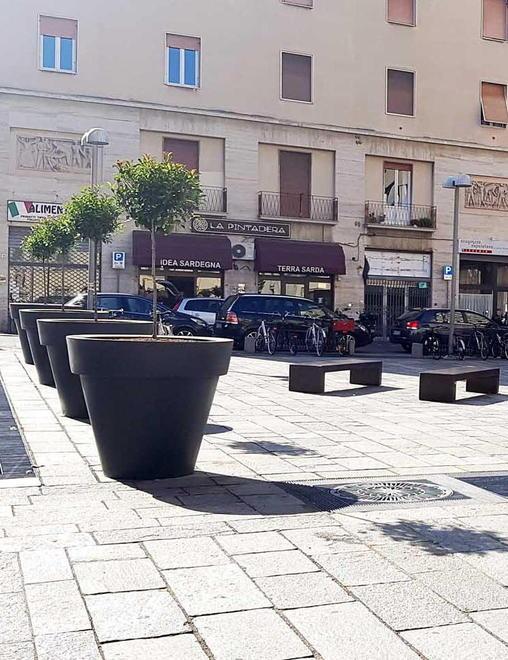 Maxi vasi e panchine così è cambiato il look di piazza Guerrazzi 