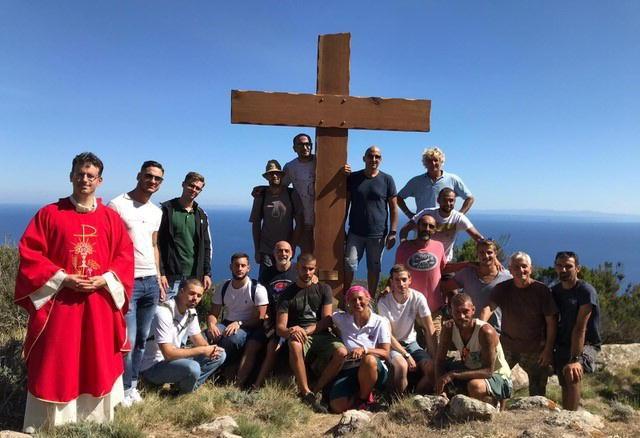 La croce sulla vetta dell’isola di Capraia guarda Montenero, Corsica e Sardegna 