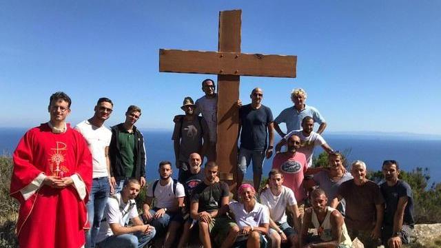 La croce sulla vetta dell’isola di Capraia guarda Montenero, Corsica e Sardegna
