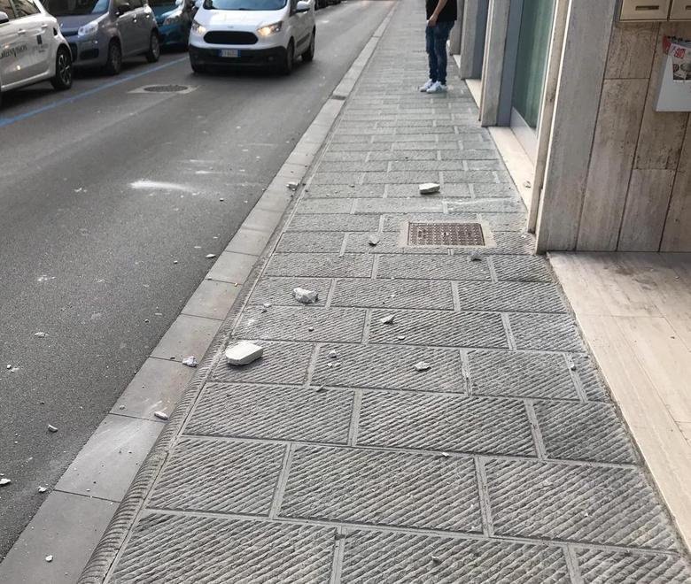 Cadono pezzi di cornicione