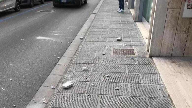 Cadono pezzi di cornicione