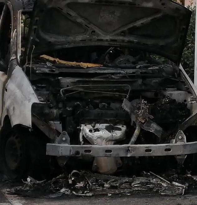 Panda dell’Asl in fiamme appena uscita dall’officina