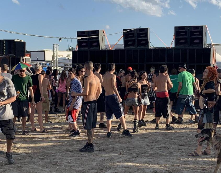 Rave in Val d’Orcia, sfregio alle colline tutelate dall’Unesco: centinaia di denunce 