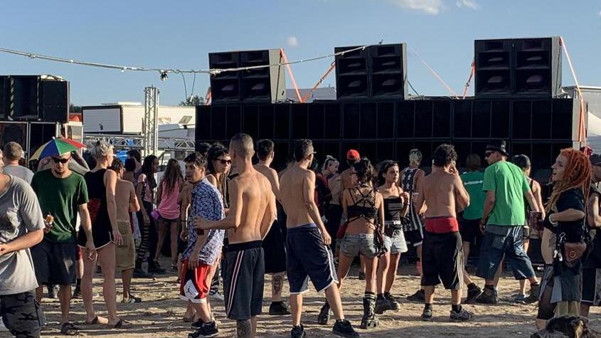 Rave in Val d’Orcia, sfregio alle colline tutelate dall’Unesco: centinaia di denunce