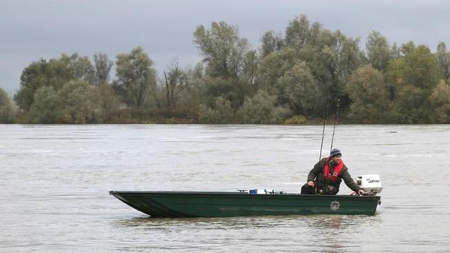 Denuncia dei pescatori «Lancio di rifiuti nel Po Sfiorati da un frigo»