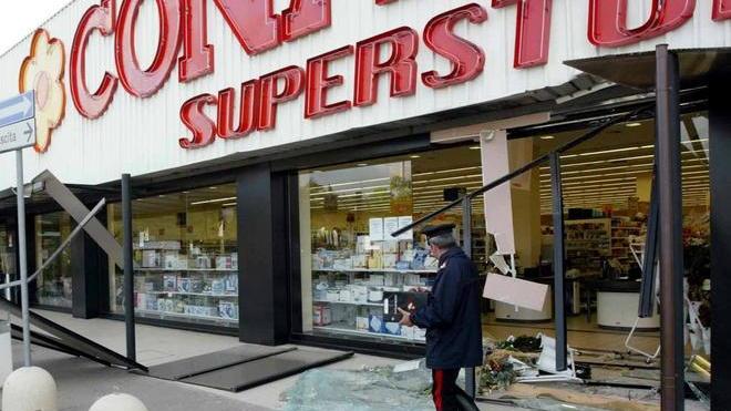 Accoltellato di fronte alla Conad