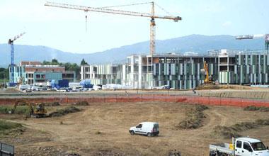 Una fila di colline anti-rumore per proteggere il nuovo ospedale 