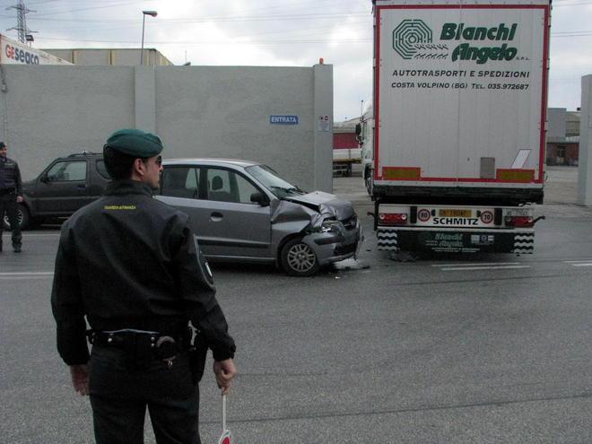 Tamponata da un furgone, va a sbattere contro un camion 