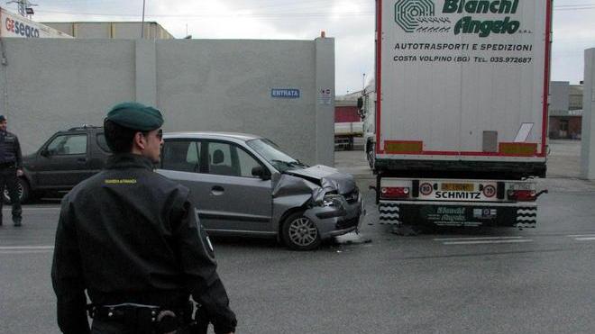 Tamponata da un furgone, va a sbattere contro un camion