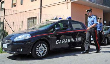 La minaccia e spara contro la sua auto 