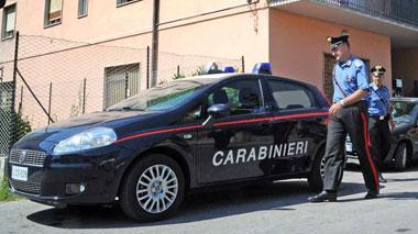 La minaccia e spara contro la sua auto