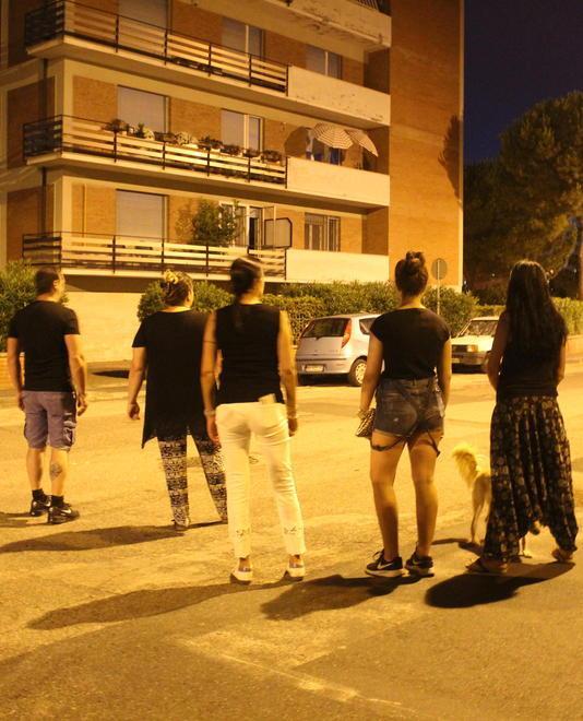 Una delle passeggiate notturne dei residenti di Coteto per combattere i furti (Pentafoto)