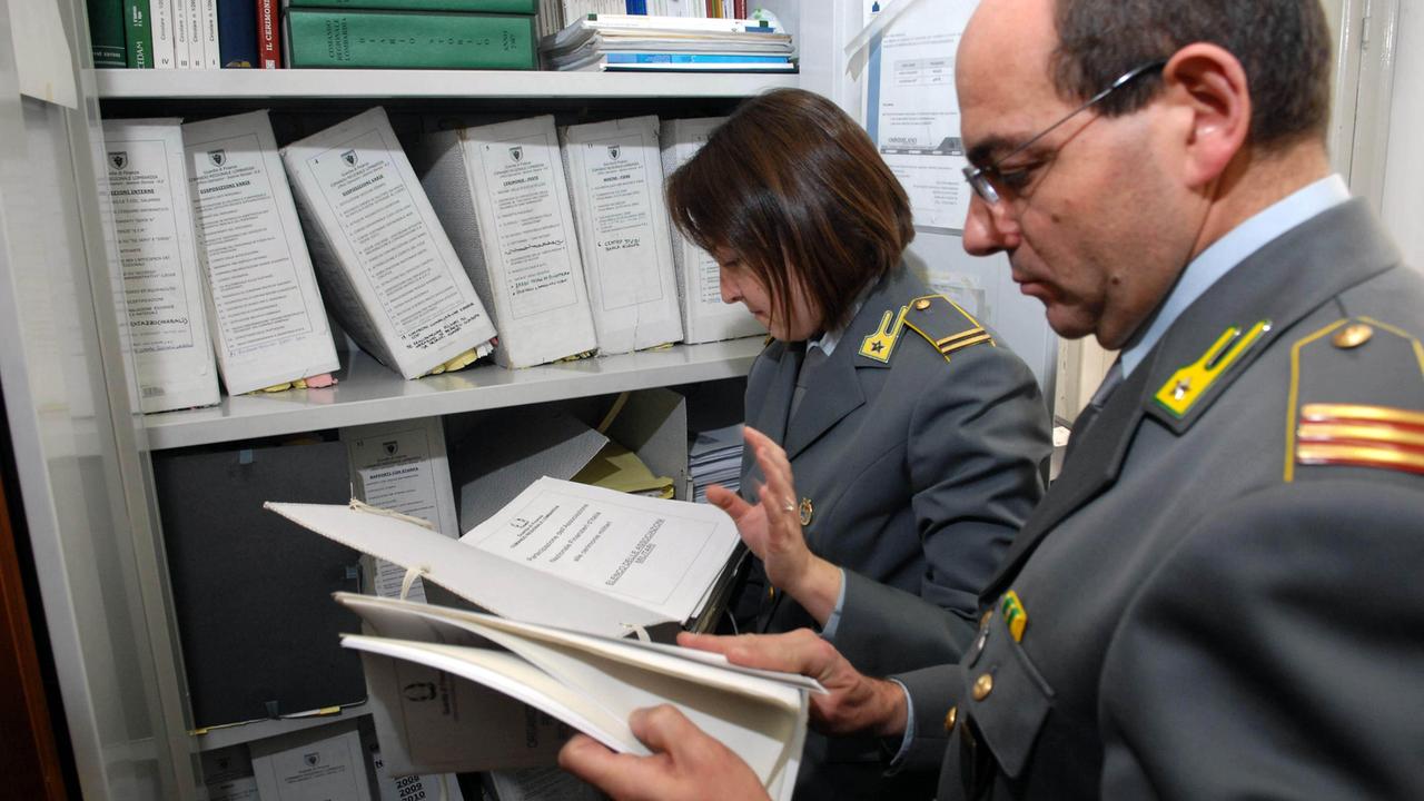 Controlli fiscali della Guardia di Finanza nei confronti di aziende cinesi (foto d'archivio)