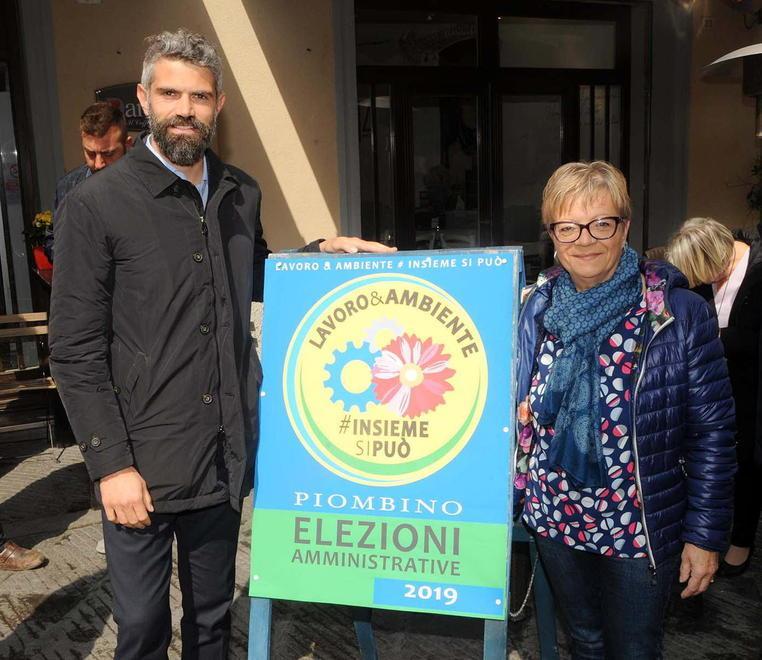 Il sindaco di Piombino Francesco Ferrari con Carla Bezzini (foto Paolo Barlettani)
