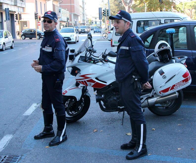 Arrivano i “falchi”: controlli sulle strade con i vigili in moto 