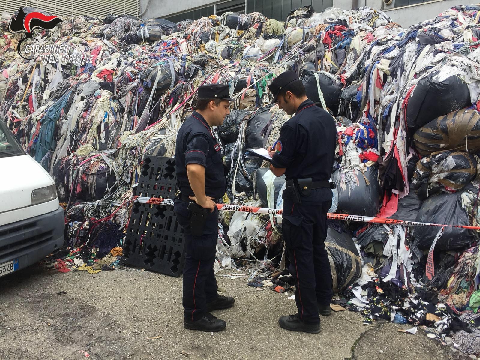 I carabinieri forestali in uno dei capannoni sequestrati