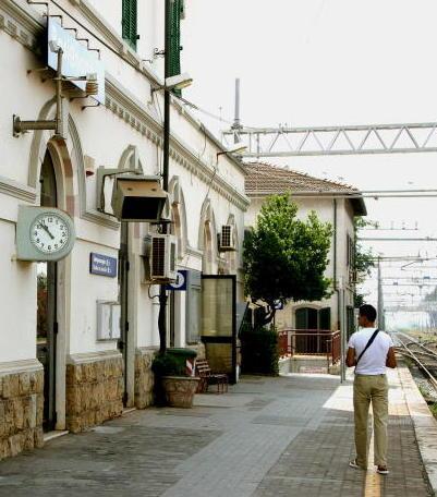 La banchina al binario 1 della stazione di Rosignano