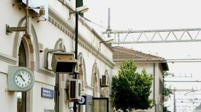 La banchina al binario 1 della stazione di Rosignano
