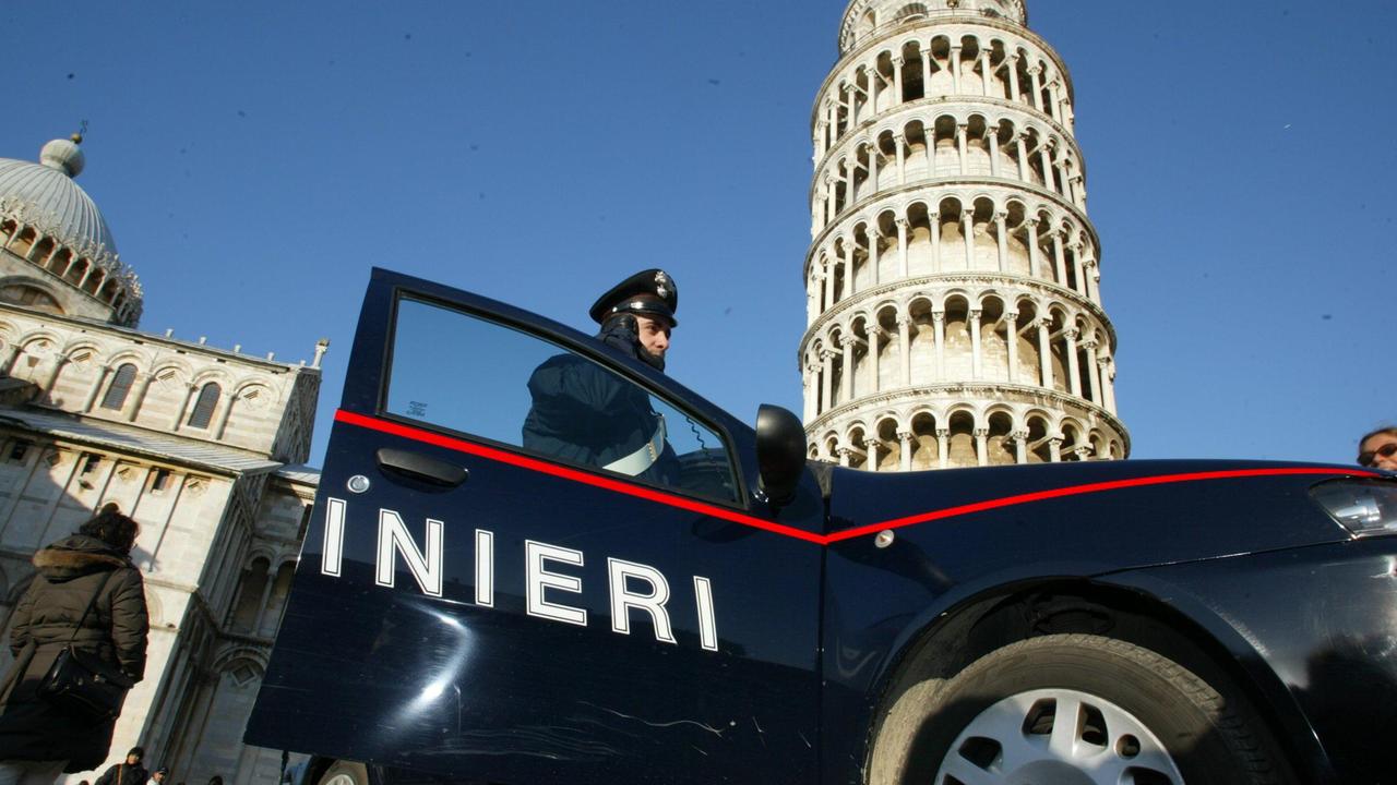 Incidono il nome sulla Torre di Pisa, i medici arrestati: "Non pensavamo fosse reato"