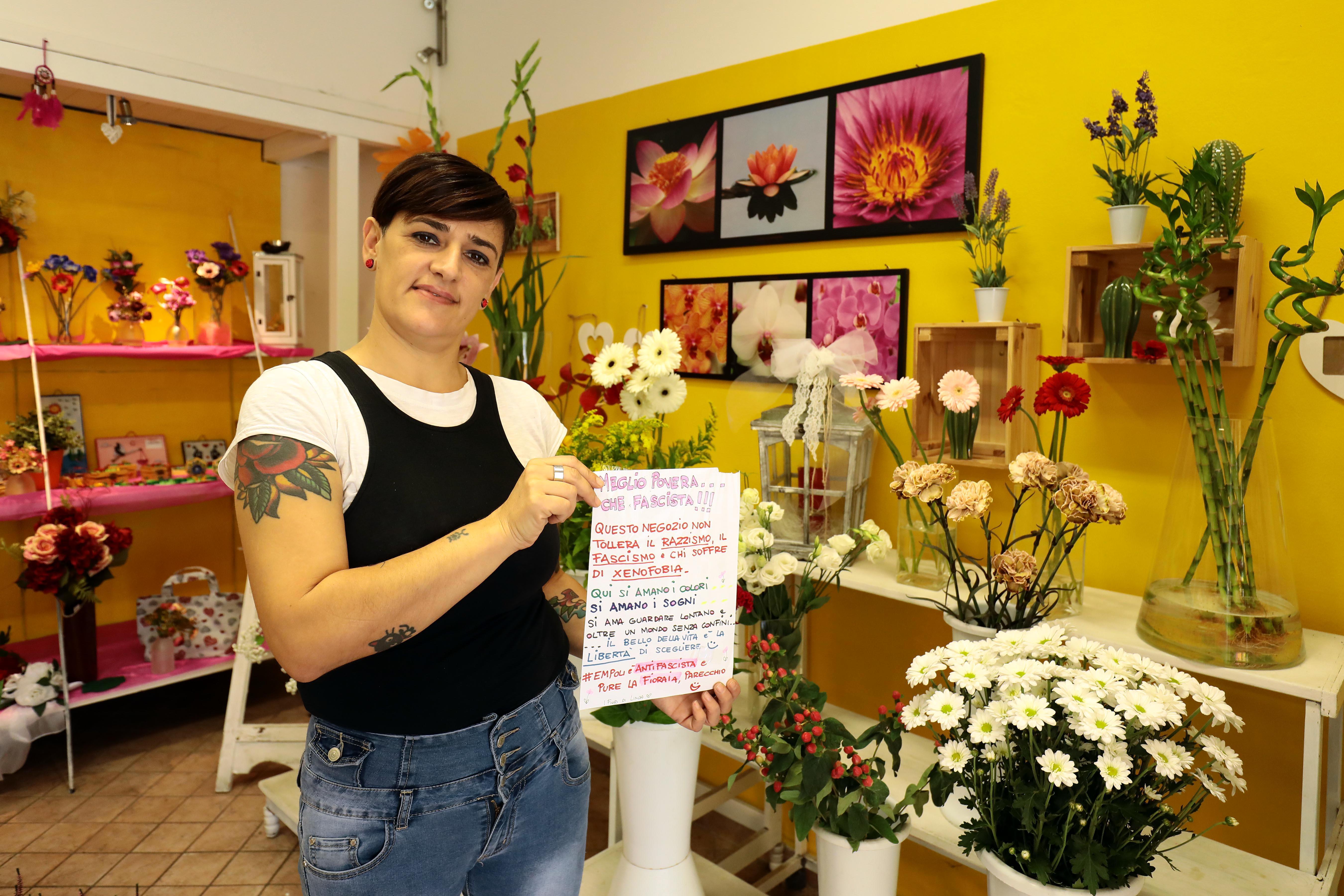 La fioraia Linda Bargellini mostra il "manifesto" antifascista e antirazzista (foto Sestini)