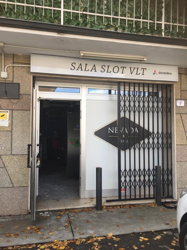 In fuga con la cassaforte della sala slot, i banditi fanno perdere le loro tracce