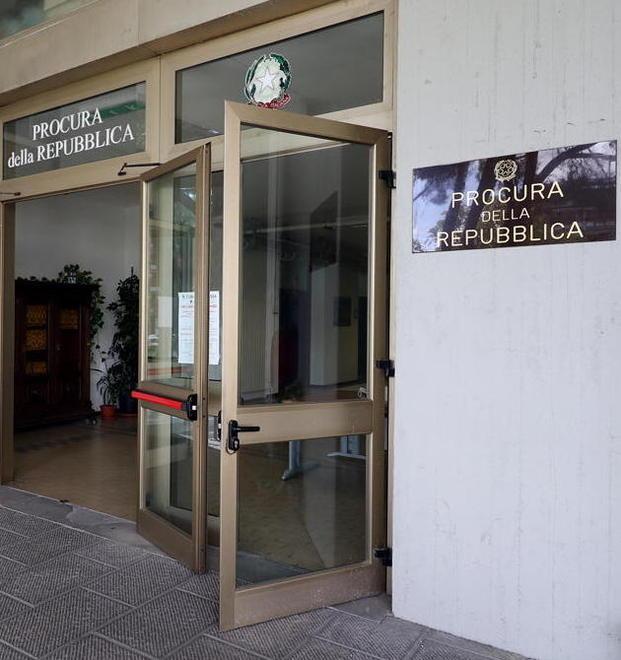 Gli sequestrano 330 gioielli, ma 12 non si trovano più