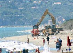  In spiaggia solo ombrelloni, lettini e sdraio Giochi e torrette di salvataggio vietate per decreto 